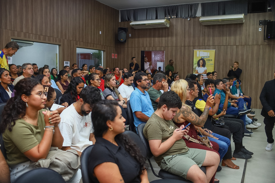 Mesmo sob chuva e diante de tentativas de esvaziamento, audiência sobre transporte lota a Câmara e escancara revolta da população