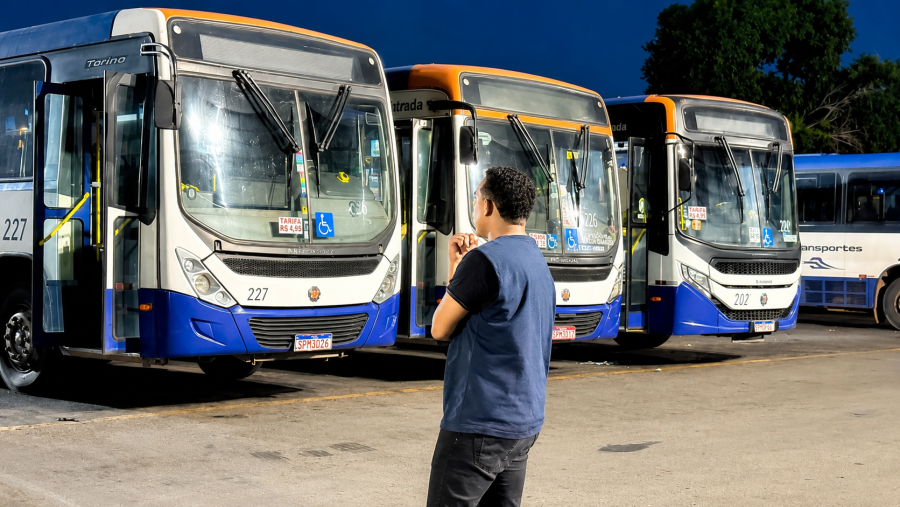 Vereador Caio Cordeiro desmente narrativa de “prisão de ônibus” durante fiscalização no Terminal André Maggi