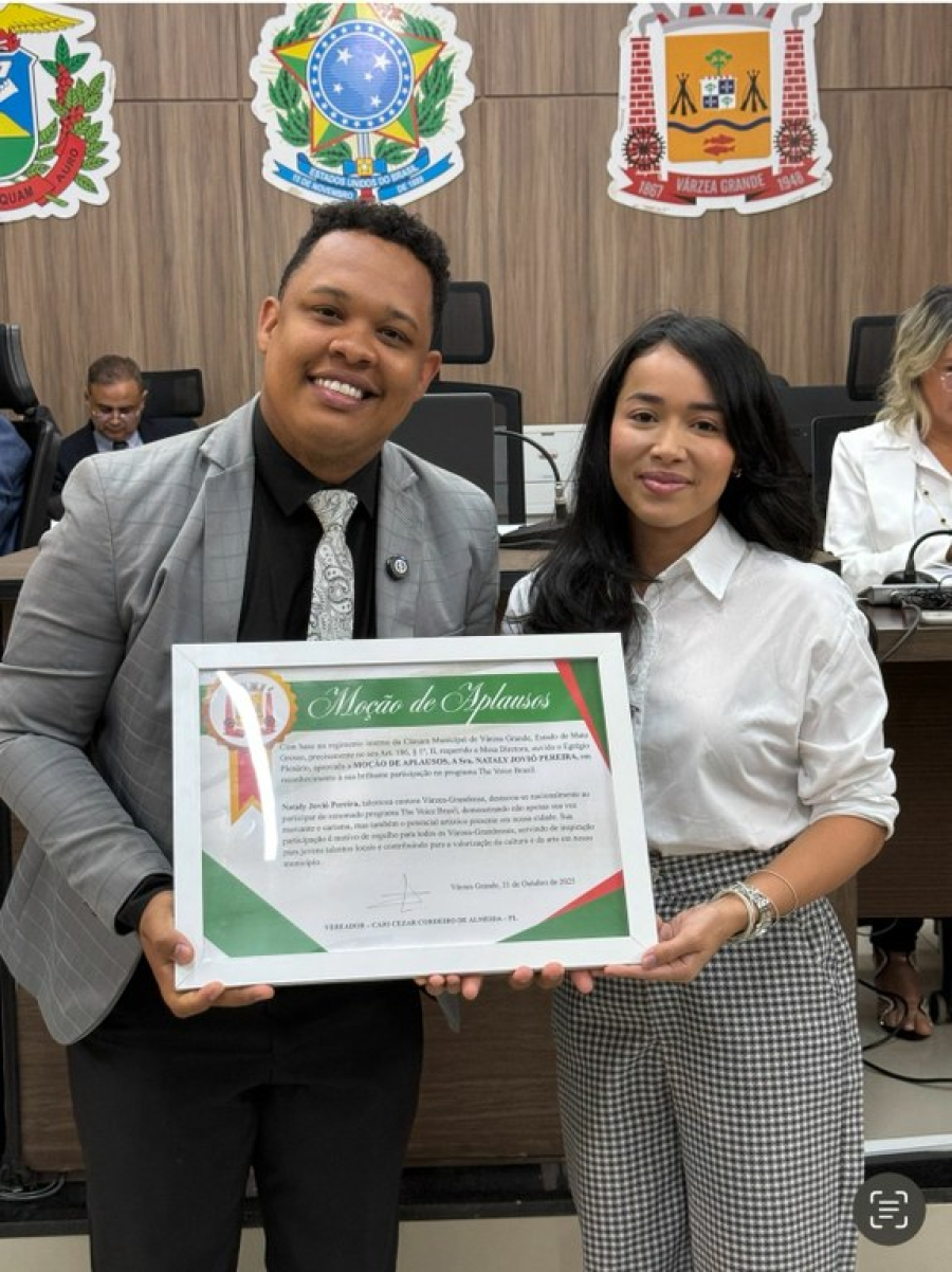 Caio Cordeiro entrega Moção de Aplausos à cantora Nataly Jovió