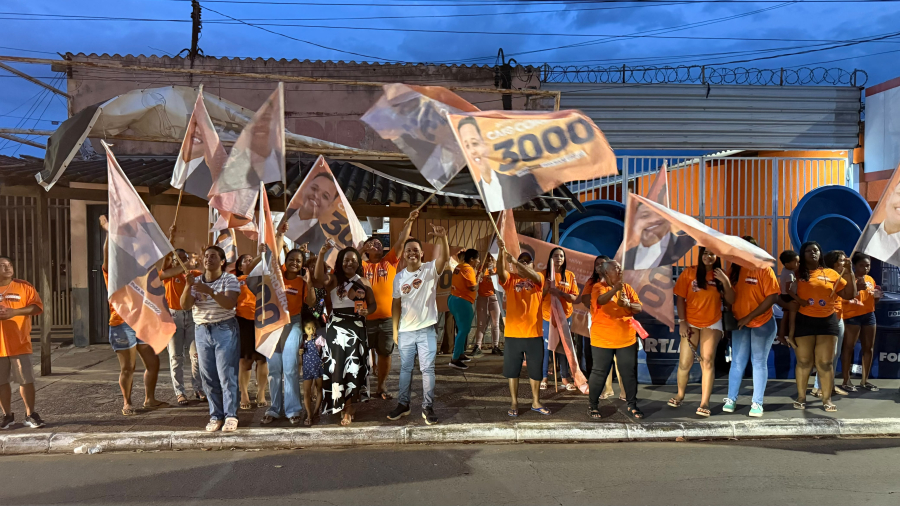 Ao lado dos apoiadores, Caio Cordeiro percorre avenidas de Várzea Grande